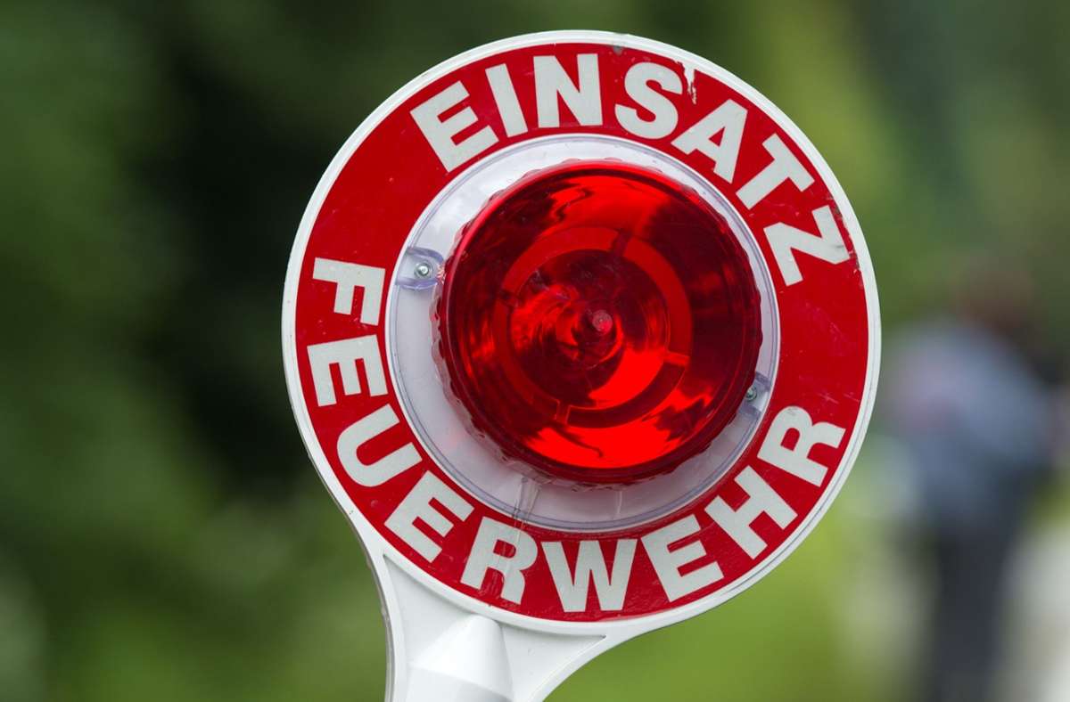Unfall in Esslingen: Bus kracht gegen Baum – Hunderte Liter Diesel laufen aus
