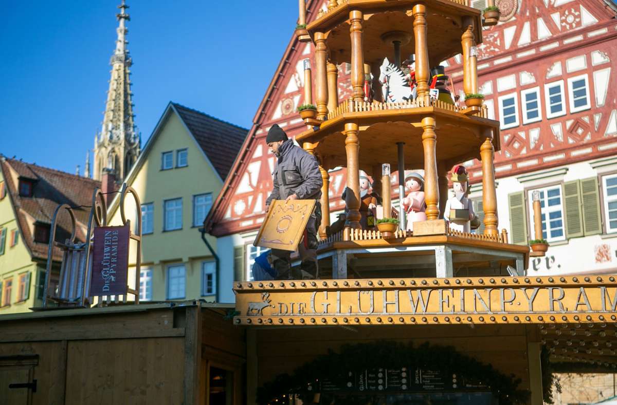 Nach der Absage des Weihnachtsmarktes durch die Stadt wird die bereits aufgestellte Budenstadt in Esslingen wieder abgebaut. Foto: Roberto Bulgrin/bulgrin