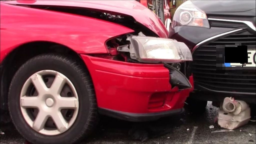 Frau flüchtet in Denkendorf von Unfallort: Seniorin beschädigt mehrere Fahrzeuge