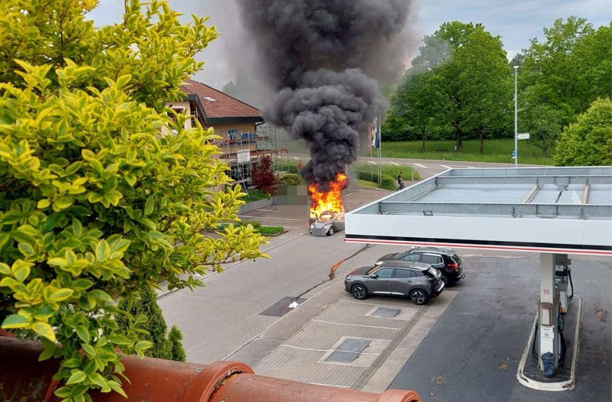 Glühbirne Feuer Flamme Rauch Strom Rot Schwarz Motorhaube Auto