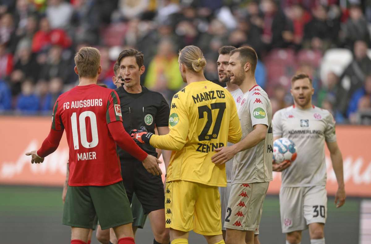 FC Augsburg gegen 1. FSV Mainz 05: Scharfe Kritik am Video-Referee: „Was machen die da in Köln?“