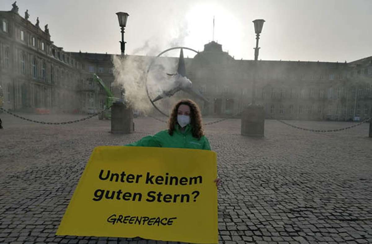 Greenpeace-Demonstration in Stuttgart: Darum qualmt ein riesiger Mercedes-Stern vor dem Neuen Schloss