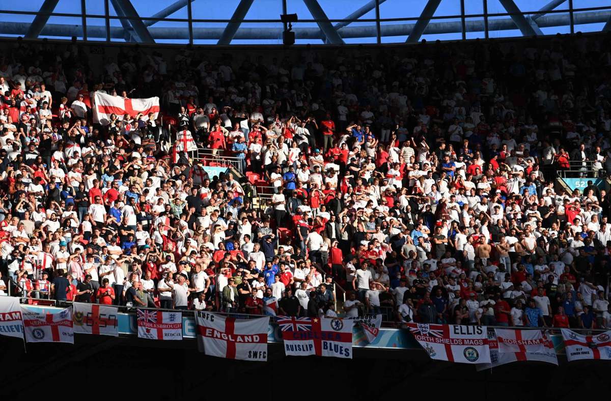 Die Uefa hat Ermittlungen wegen des Verhaltens englischer Fans aufgenommen.
