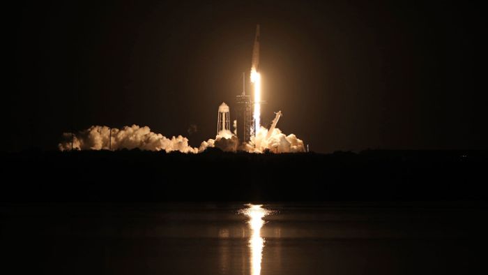 Vier Astronauten starten mit neuem SpaceX-Raumschiff ins All