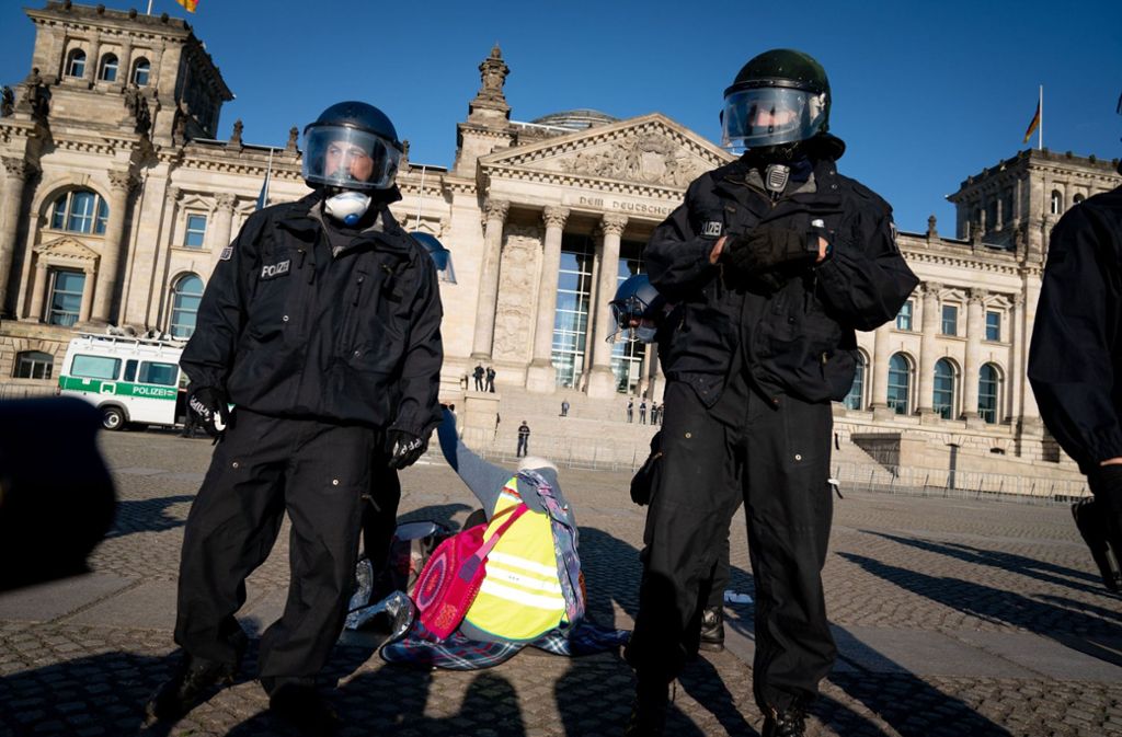Protest gegen Corona-Beschränkungen in Berlin: ARD-Kamerateam wird bei Corona-Protest angegriffen