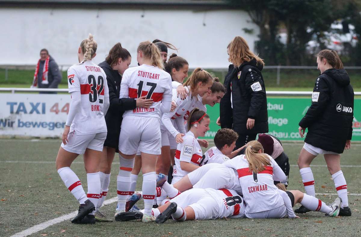 Die Frauen des VfB krönen sich durch ihren Last-Minute Sieg gegen den TSV Neckarau zum Herbstmeister. Foto: Baumann