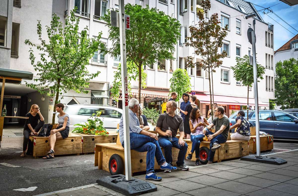 Die Wanderbaumallee, hier im Jahr 2019 in der Moserstraße,  ist ein  Beispiel für eine andere Nutzung des (asphaltierten und gepflasterten) öffentlichen Raumes.