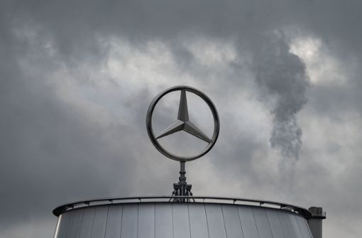 Mercedes-Benz hilft im Rettungsdienst aus – auch Porsche und Bosch fahren Einsätze. Foto: dpa/Marijan Murat