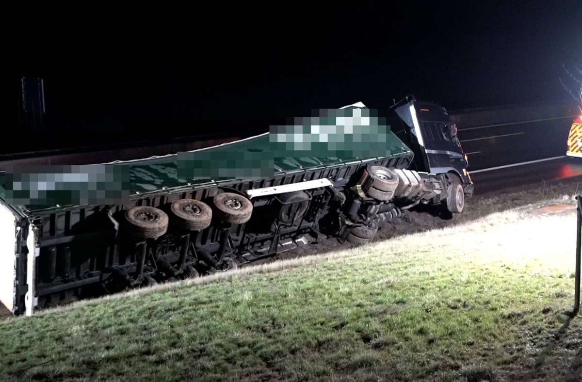 Unfall auf A6 im Kreis Heilbronn: Betrunkener Lkw-Fahrer landet mit Sattelzug in Straßengraben