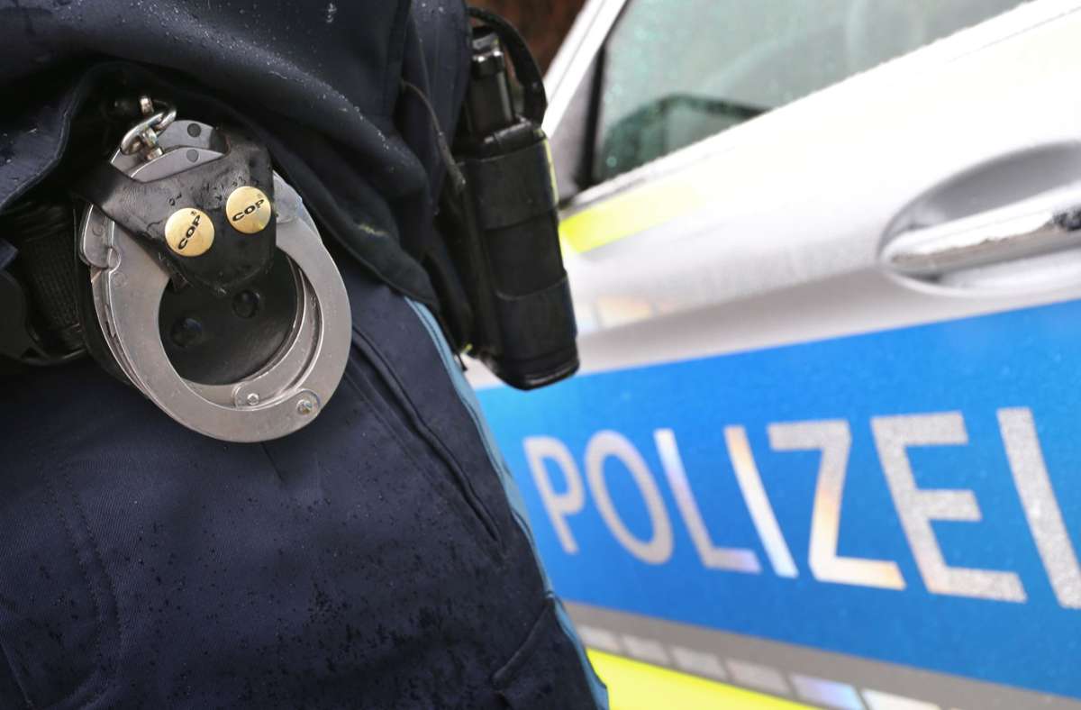 Raubversuch in Plochingen: Unbekannter bedroht drei Frauen mit einer Schusswaffe