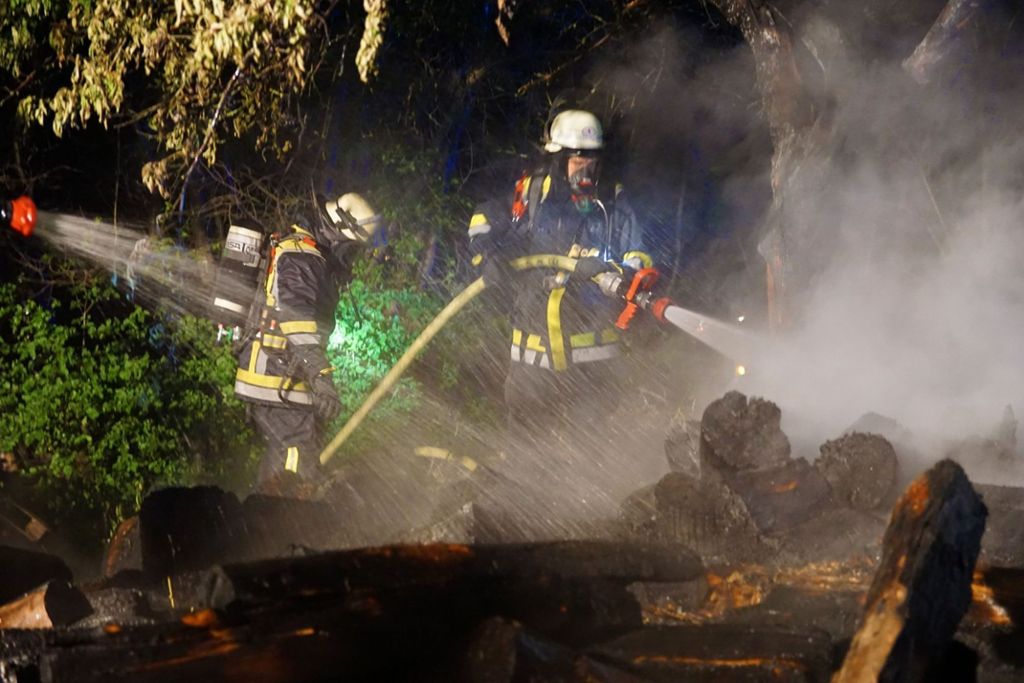 Die Polizei geht von Brandstiftung aus: Brennende Holzstapel in Kirchheim