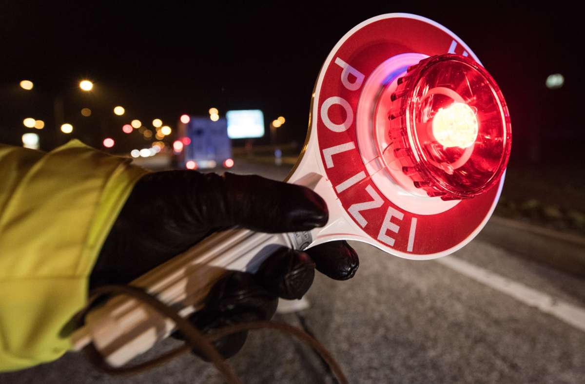 Nach Einsatz zum  Absichern eines Pannenfahrzeugs: Polizei stoppt Falschfahrerin auf der B313 bei Köngen