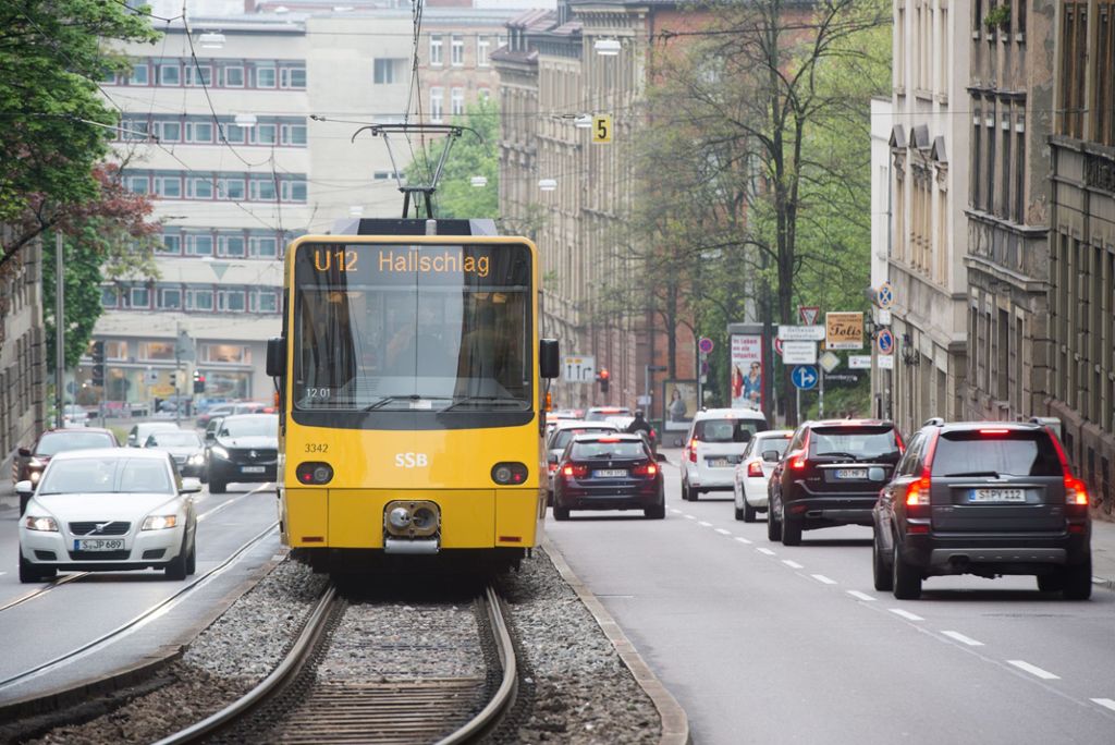 Polizei sucht Zeugen: Bad Cannstatt: Stadtbahn verletzt Fußgänger lebensgefährlich