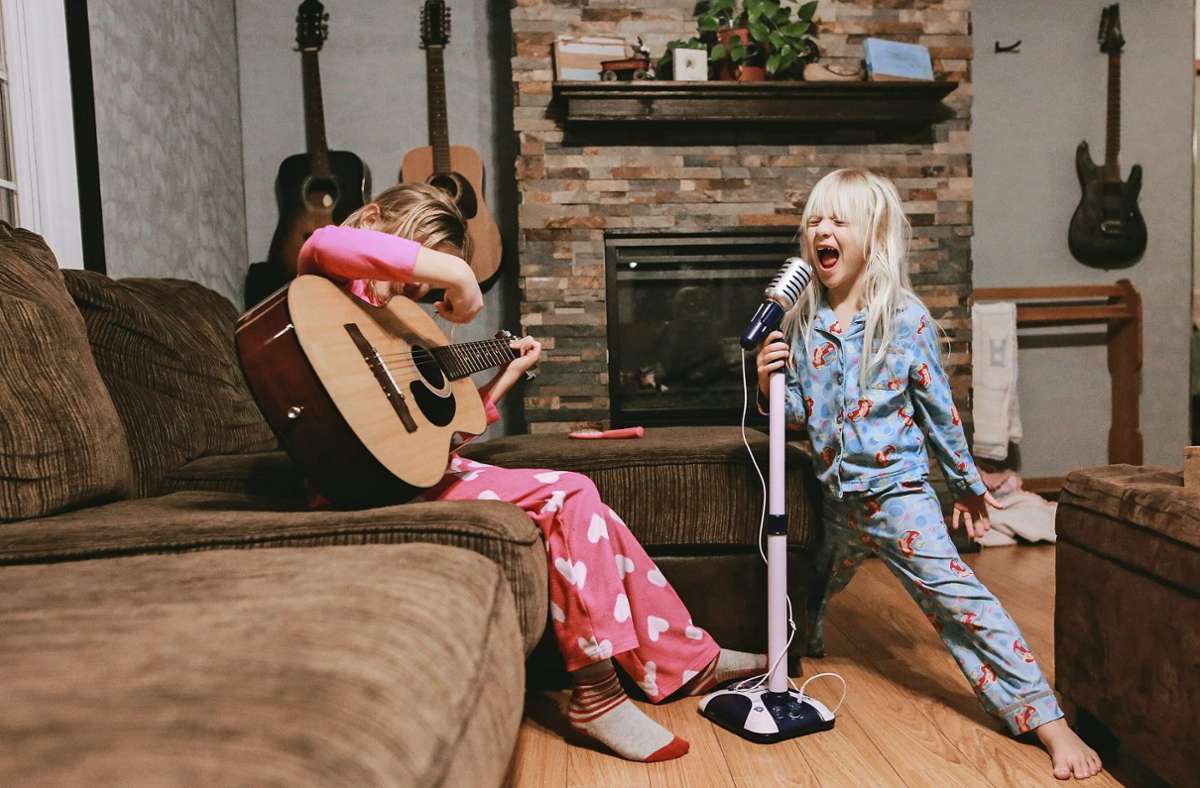 Gut für Beziehungen, Regeln  und Entwicklung: Warum wir wie Kinder singen sollten