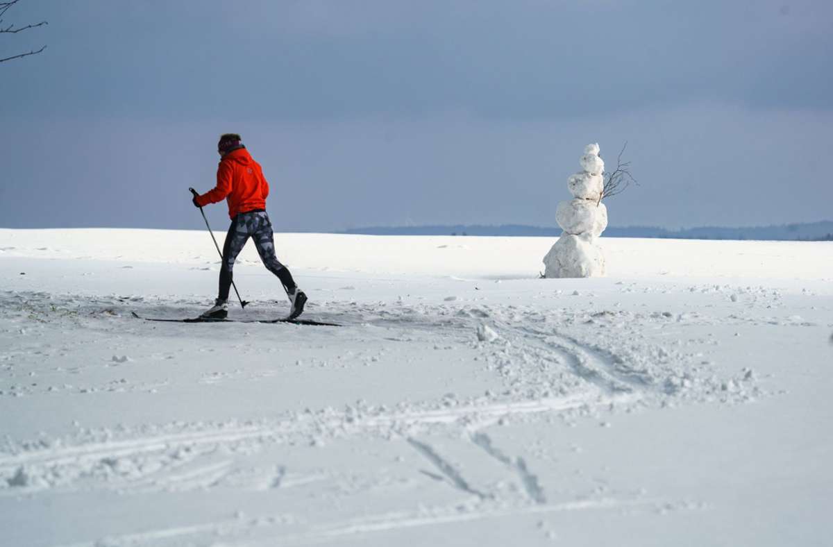 Ebenfalls bei Michelstadt: Eine Langläuferin war im Sonnenschein auf einem schneebedeckten Feld unterwegs.