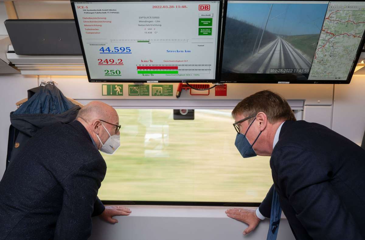 Verkehrsminister Winfried Hermann und Bahninfrastrukturvorstand Ronald Pofalla bei der Fahrt über die neue Strecke. Foto: dpa/Marijan Murat