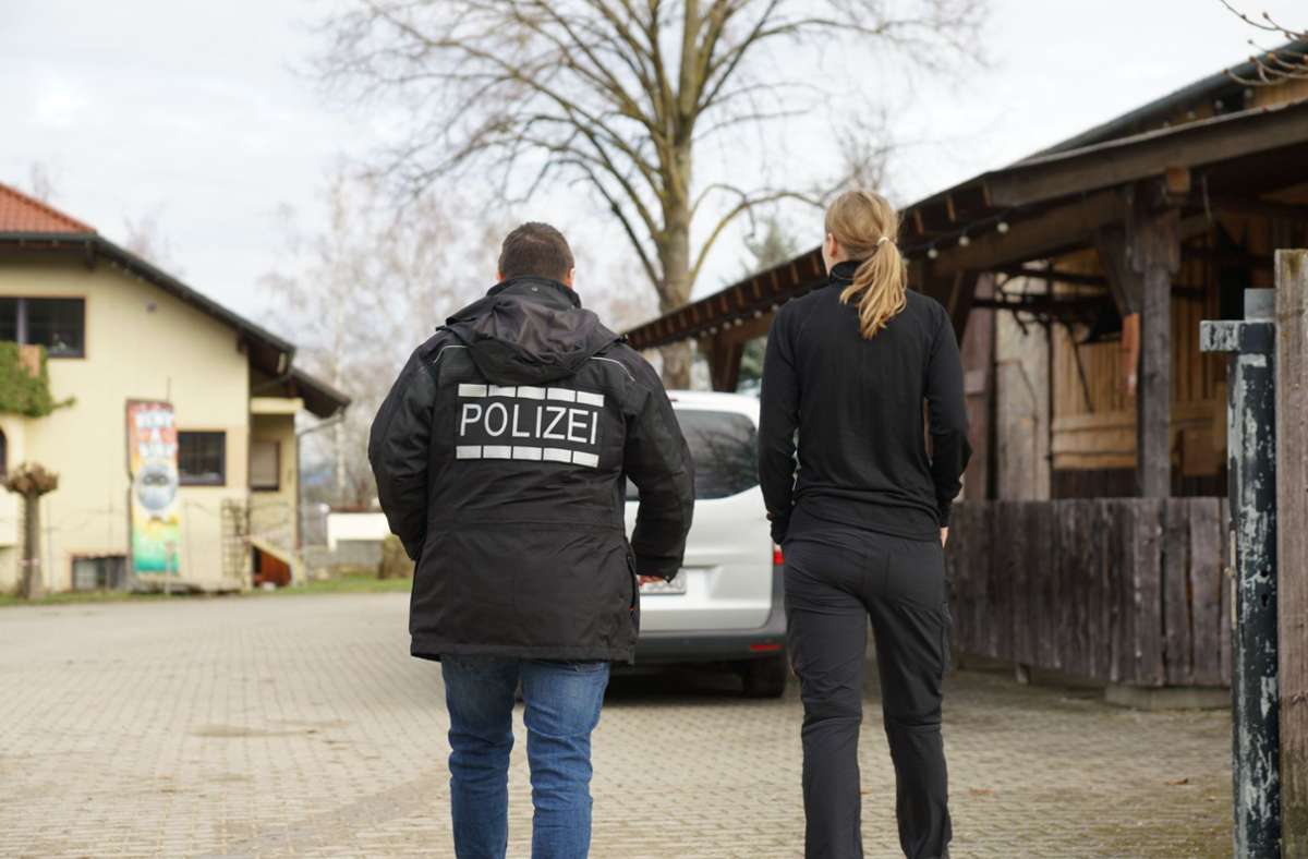 Wer hat auf dem Uhlandhof in Hattenhofen auf den 65-Jährigen geschossen? Die Polizei ermittelt. Foto: SDMG/SDMG