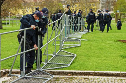 Sicher ist sicher: Die Polizei stellt beim Landtag  Absperrgitter auf. Foto: 7aktuell/Andreas Werner