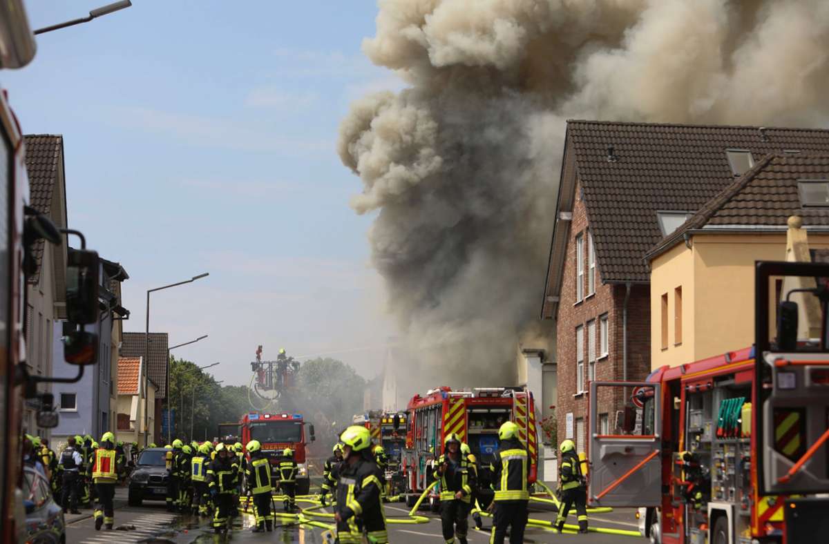 Sankt Augustin bei Bonn: Motorradladen in Flammen – zwei Feuerwehrleute vermisst