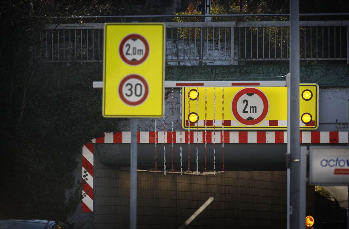 Die Bahnunterführung stoppt immer wieder unsanft  Transporter – trotz Hinweisschildern. Foto: Gottfried Stoppel
