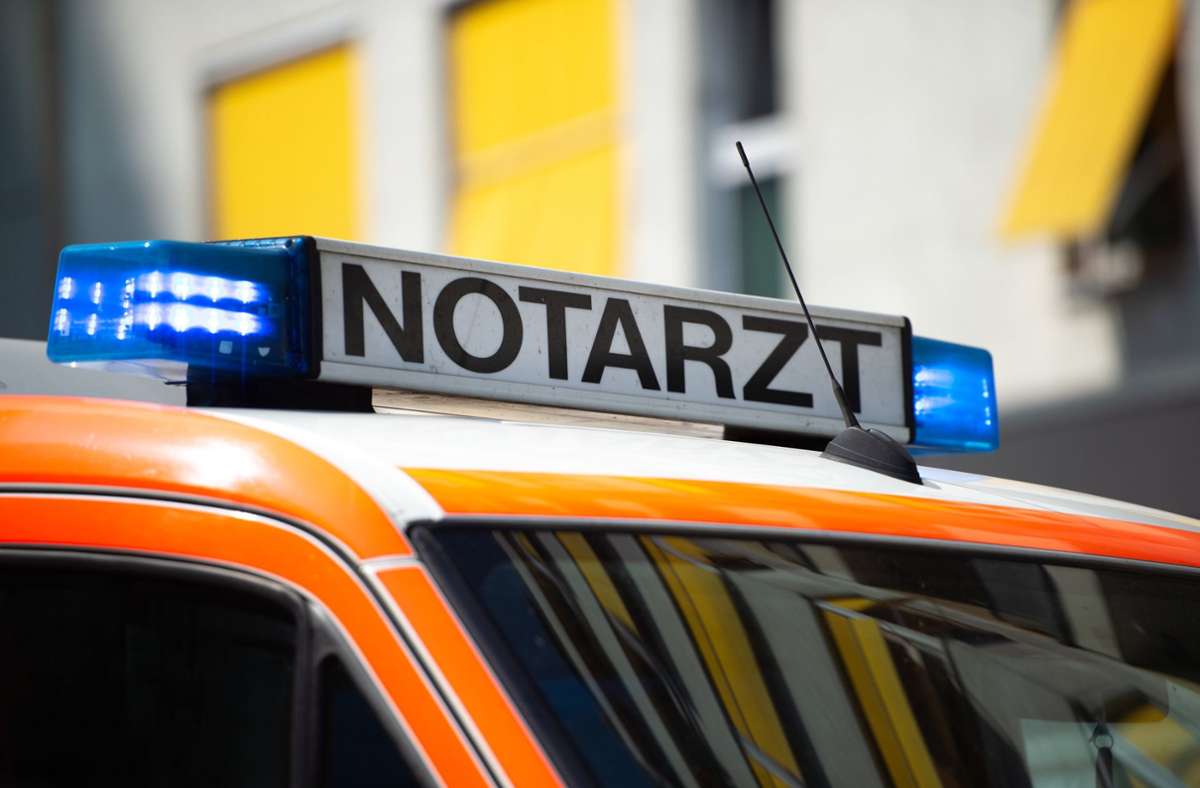 Unglück in Karlsruhe: 35-jähriger Arbeiter bricht durch Dach und stirbt