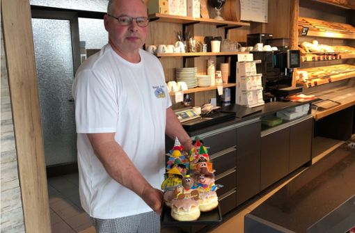 Bäcker Ralf Herrmann mit seinen Berlinern, die wegen der Faschingsfiguren für Aufregung sorgen Foto: Florian Dürr