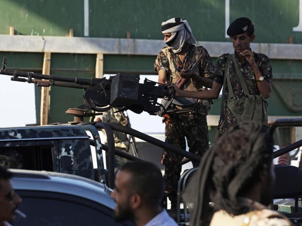 Soldaten, die zur jemenitischen Regierung gehören, bei einer Patrouille durch die Stadt Aden. Foto: Jon Gambrell/AP/dpa/Archivbild