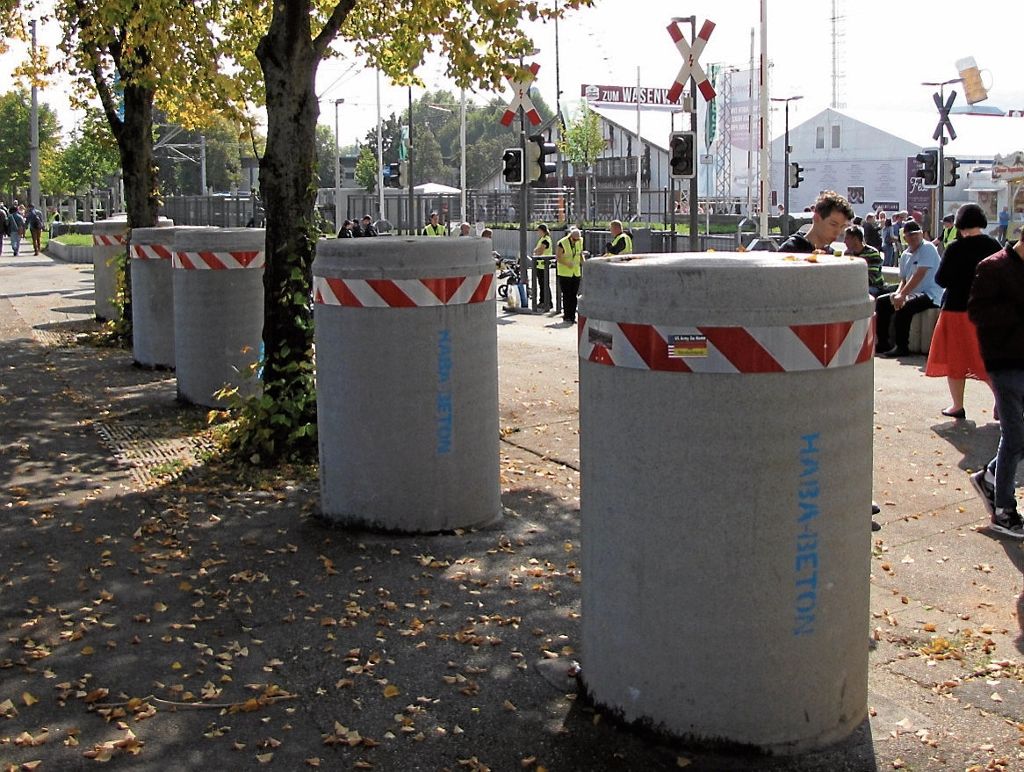 Die Betonpoller am Zugang von der Mercedesstraße verhindern eine direkte Zufahrt auf den Festplatz. Sie wurden im Vorjahr installiert. Fotos: Rehberger