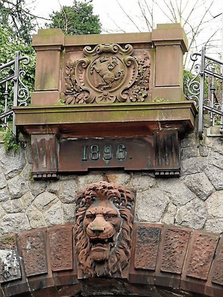 Über den Portalen prangt die Jahreszahl der Eröffnung: 1896
