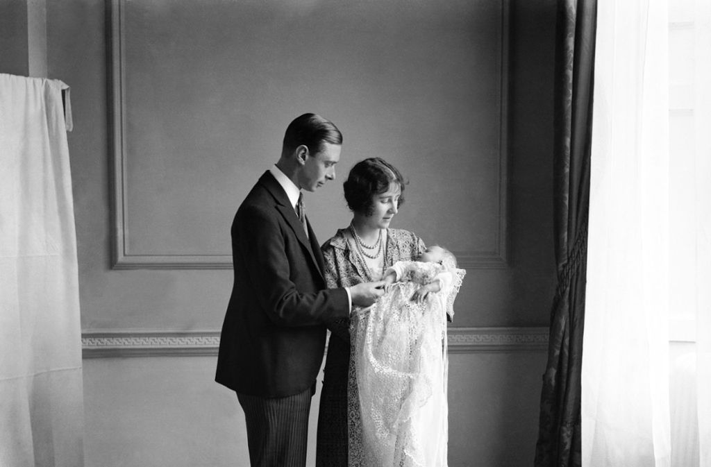 1926 kommt Elizabeth in London zur Welt - und niemand kann damals ahnen, dass die kleine Prinzessin einmal Königin von Großbritannien wird. Lilibet, wie die Kleine genannt wird, und ihre Schwester Margaret sind die Töchter von Lady Elizabeth Bowes-Lyon und des Windsor-Prinzen Albert, der als Zweitgeborener nicht damit rechnen kann, jemals König zu werden.