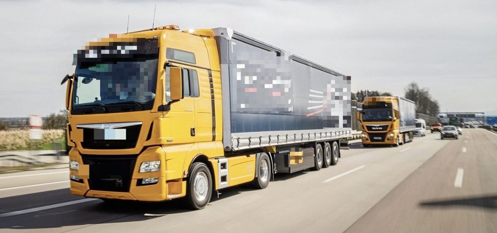Lastwagen verliert 25 Tonnen Klärschlamm auf Autobahn
