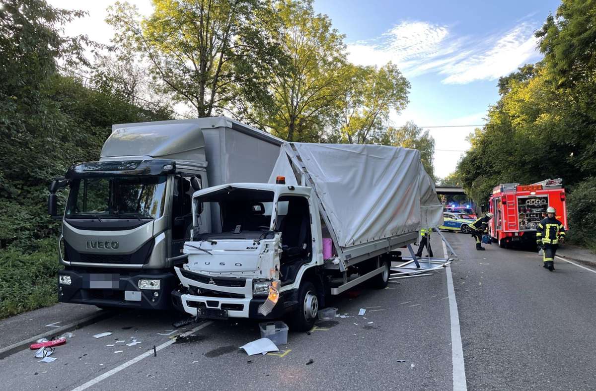 Stuttgart-Plieningen: Gegen geparkten Lkw gekracht  – ein Schwerverletzter