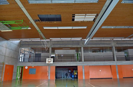 Nicht nur das Dach und die Decke der Schanbacher Sporthalle sind marode. Auch die Sanitärräume und die Haustechnik müssen saniert werden. Foto: Andreas Kaier