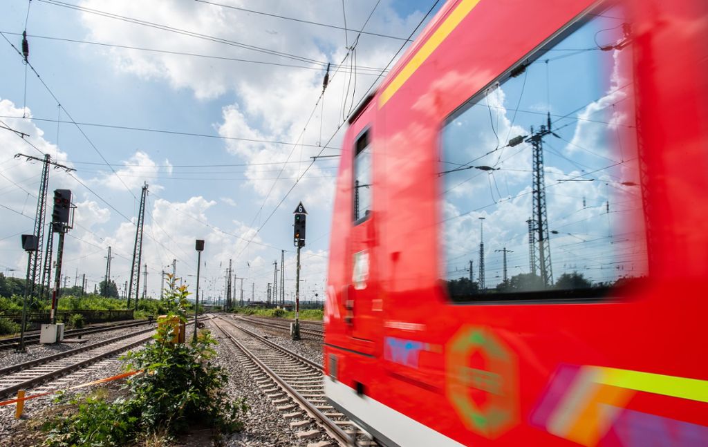 Mann klettert auf Zug und fährt von Baden-Baden nach Rastatt: Blinder Passagier springt auf Zug