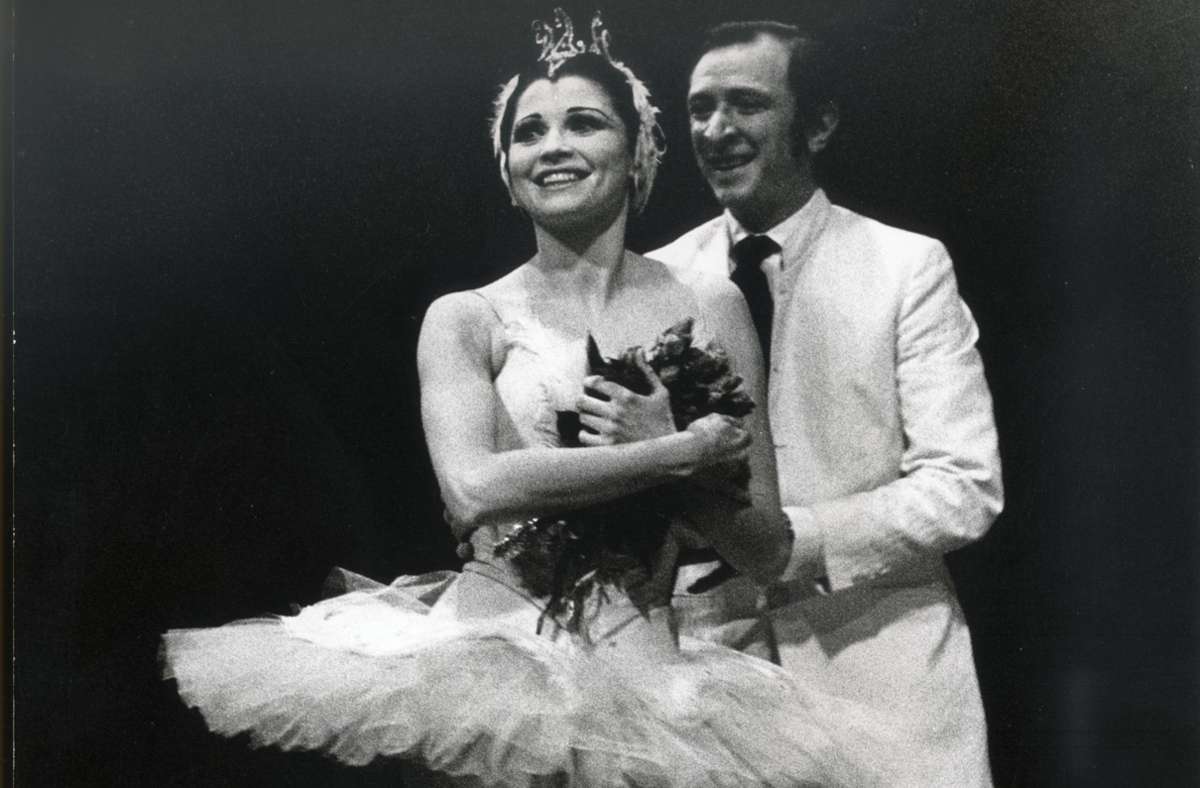 Ein Foto aus dem Archiv von Hannes und Gundel Kilian inspirierte Birgit Keils Erinnerungen. Es zeigt die Ballerina 1969 mit John Cranko beim Applaus nach einer „Schwanensee“-Gala.  Unsere Bildergalerie versammelt  Höhepunkte aus dem Stuttgarter Ballettrepertoire.