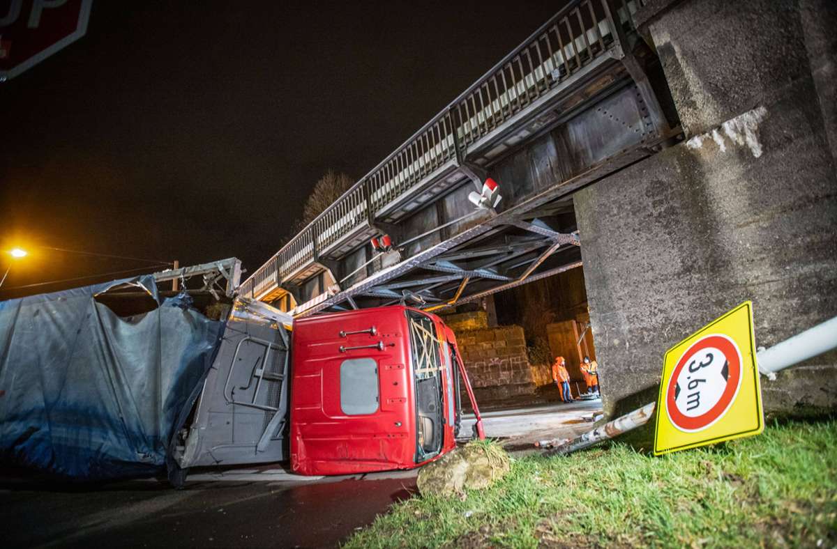 Baden-Württemberg: Sattelzug bleibt an Brücke hängen – zwei Menschen schwer verletzt