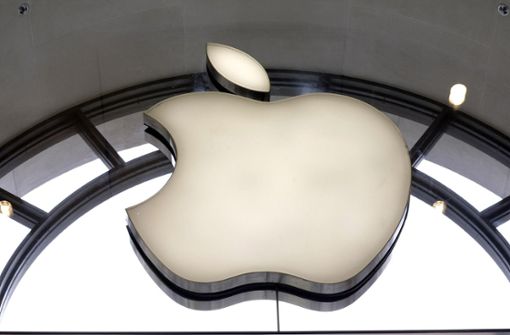 Das Apple-Logo im Fenster eines Ladens. Foto: picture alliance/dpa/Edmond Terakopian