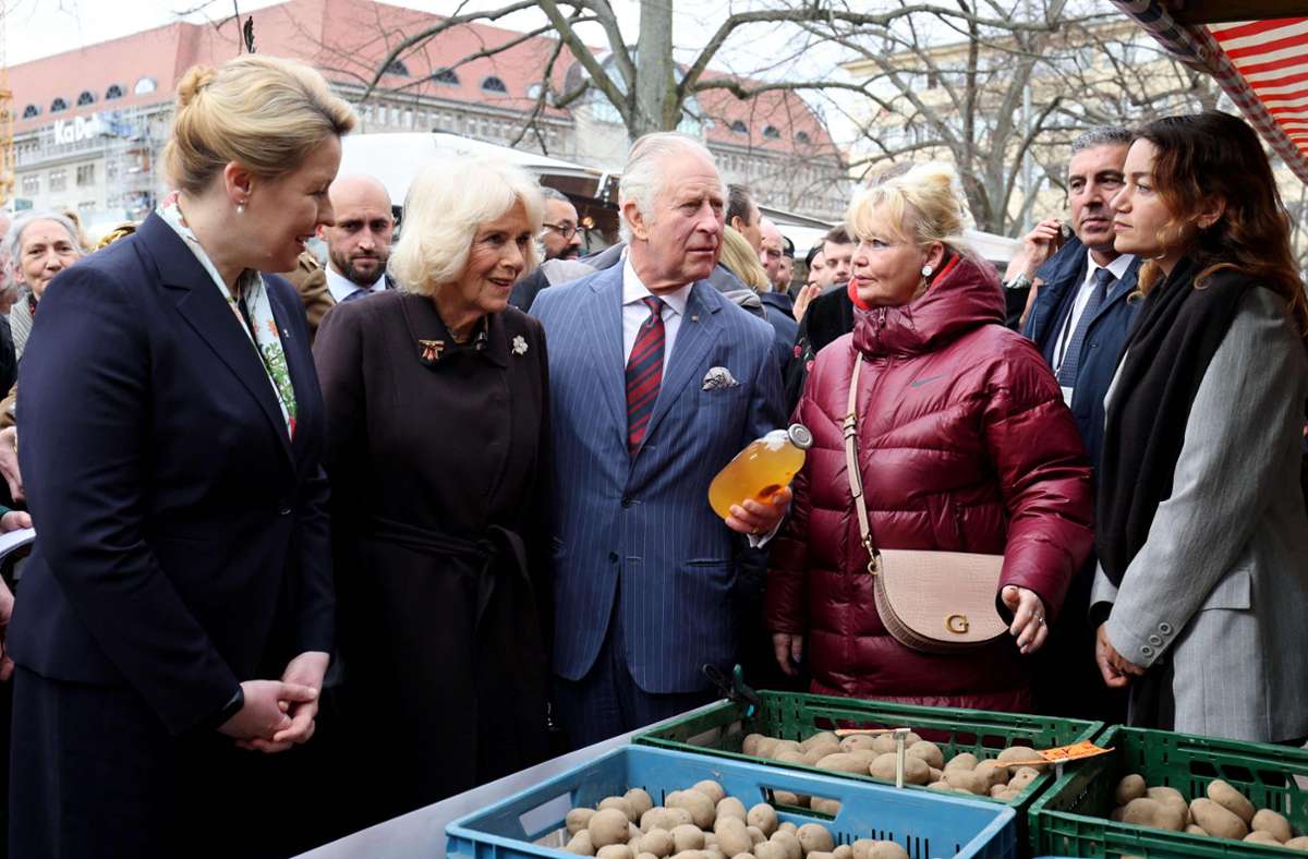 Berlin Bürgermeisterin Franziska Giffey (links) zeigt König Charles und Camilla den Wochenmarkt. Foto: AFP/ADRIAN DENNIS