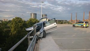 Beim Driften – Auto stürzt beinahe von Parkhausdach