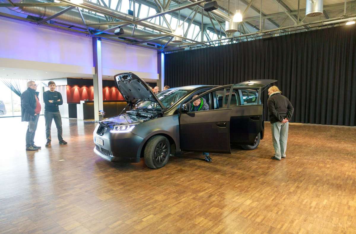 Prototyp von Start-up in Böblingen: Solarauto zieht Enthusiasten aufs Flugfeld