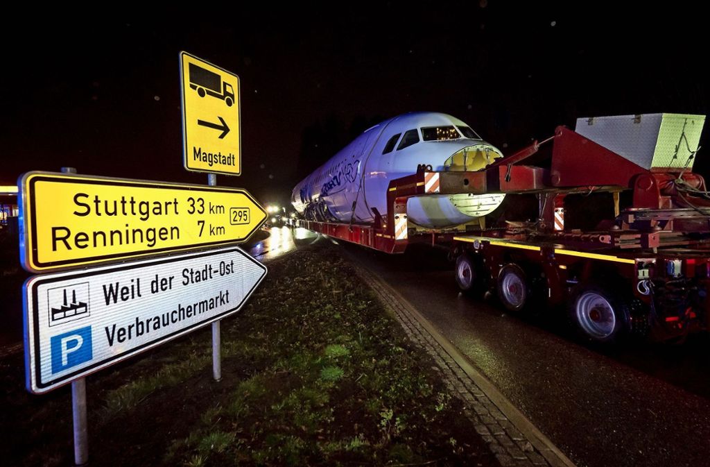 LKW-Fahrer Hermann Futterknecht bringt ein Passagierflugzeug in den Südwesten: Ein Passagierjet als Weihnachtspaket