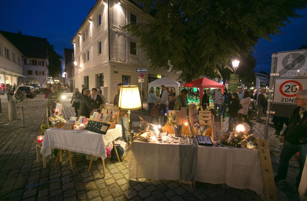 Viele Besucher shoppen in der illuminierten Altstadt: ES funkelt: Lange Einkaufsnacht in Esslingen