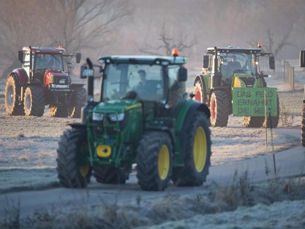 Landwirte sammeln sich für die Fahrt zur Demonstration nach Stuttgart. Foto: Sebastian Gollnow/dpa