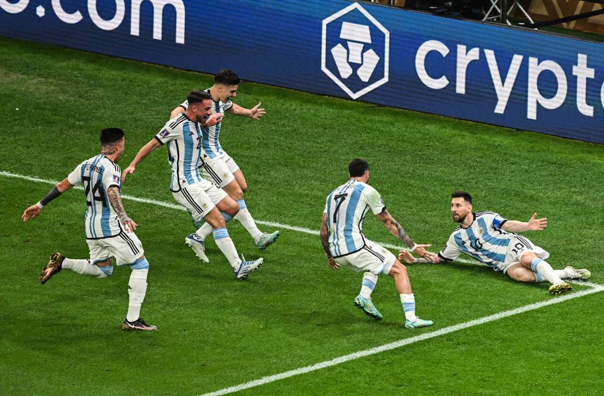 Lionel Messi (rechts) gewinnt mit Argentinien das WM-Endspiel gegen Frankreich. Foto: dpa/Robert Michael