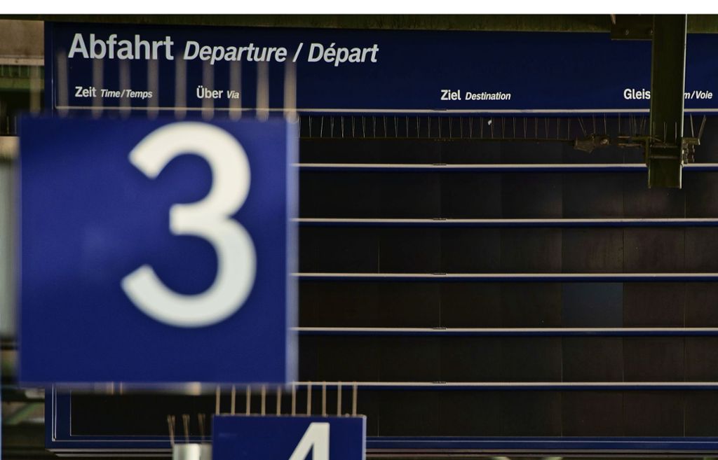 Fahrgastinfo-Tafeln an Bahnsteigen des Hauptbahnhofs sind noch außer Betrieb: Viele Züge fahren wieder ab Stuttgart