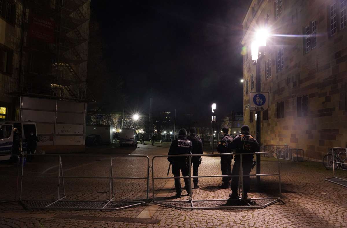 Auch abseits des Schlossplatzes hat die Polizei in der Silvesternacht zu tun.
