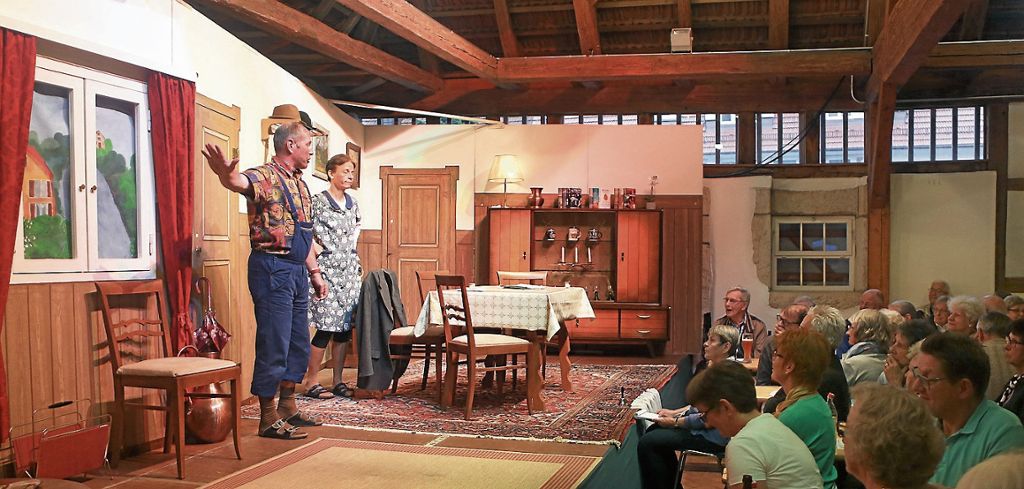 DENKENDORF:  Theatergruppe des Liederkranzes begeistert mit dem Schwank „Die Veteranen“ im gemütlichen Ambiente der historischen Kelter: Die Leute zum Lachen bringen hält jung