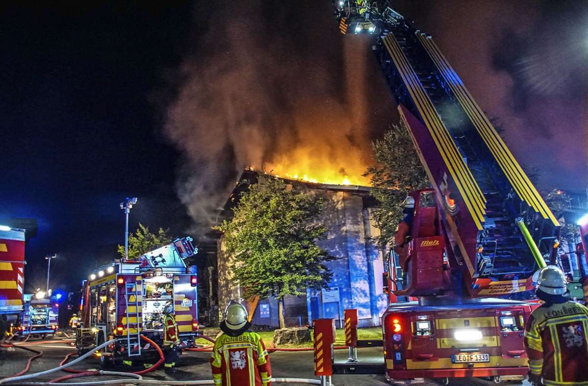 Auf ein flammendes Inferno stoßen die Feuerwehrleute in der Nacht auf den 11. September 2019 in der Leonberger Vergärungsanlage.