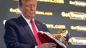 Fanartikel: Trump stellt goldene Sneaker für 399 Dollar vor