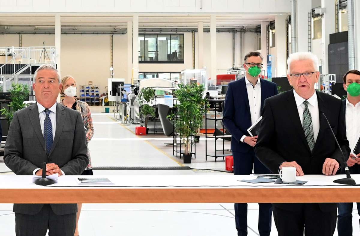 Thomas Strobl (CDU), Innenminister von Baden-Württemberg, und Ministerpräsident Winfried Kretschmann (Grüne) bei der Präsentation des  Koalitionsvertrags der neuen Landesregierung